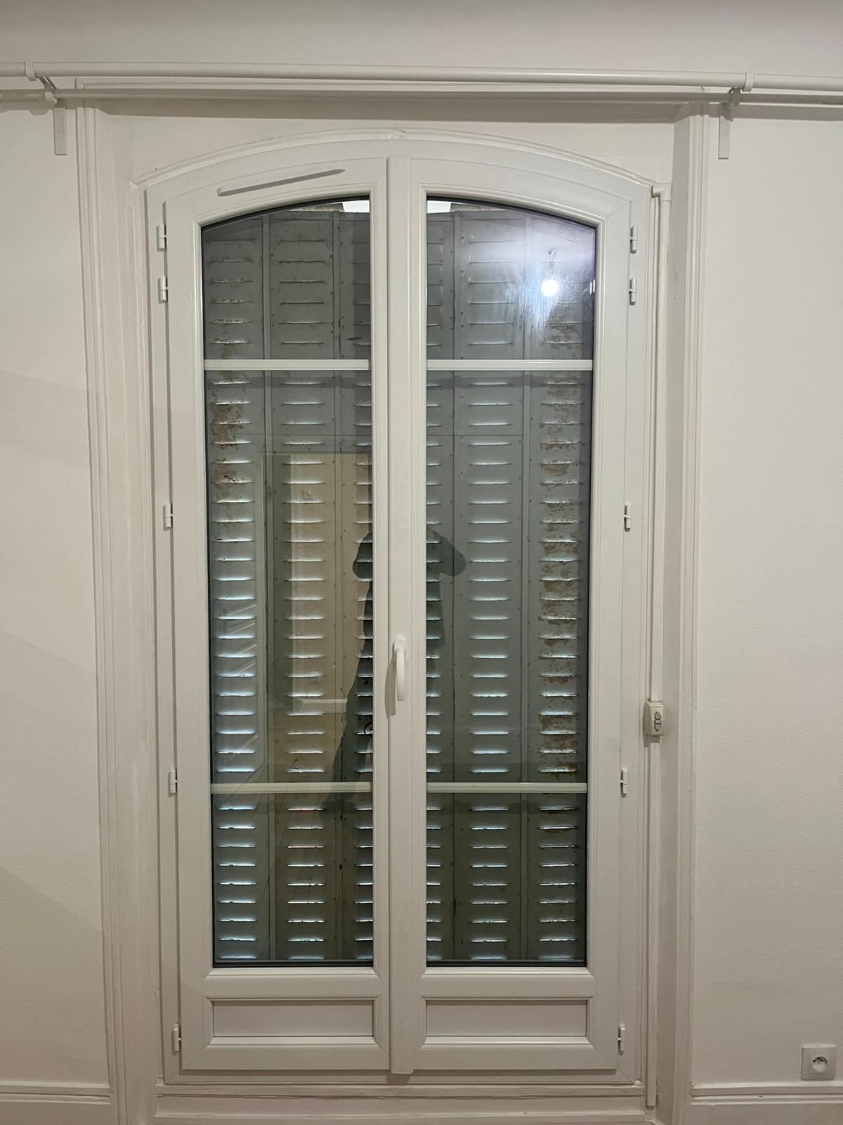 Fenêtre coulissante en aluminium noir avec grande baie vitrée offrant une vue panoramique